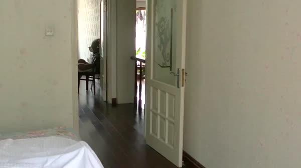 艺校美女小花在家里楼下溜达被人贩子麻老四迷倒卖之前自己先享受一番720P高清无水印